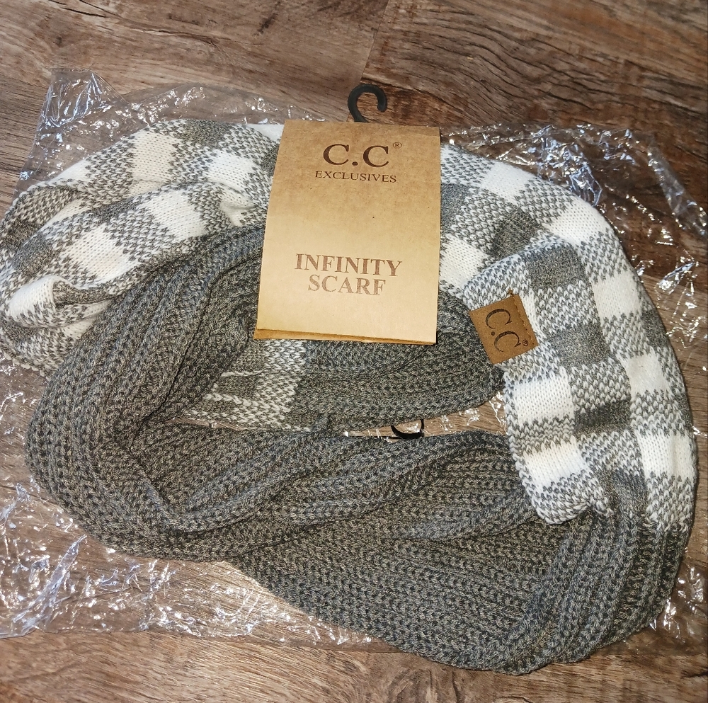 NWT C.C. Buffalo Check Knit Scarf